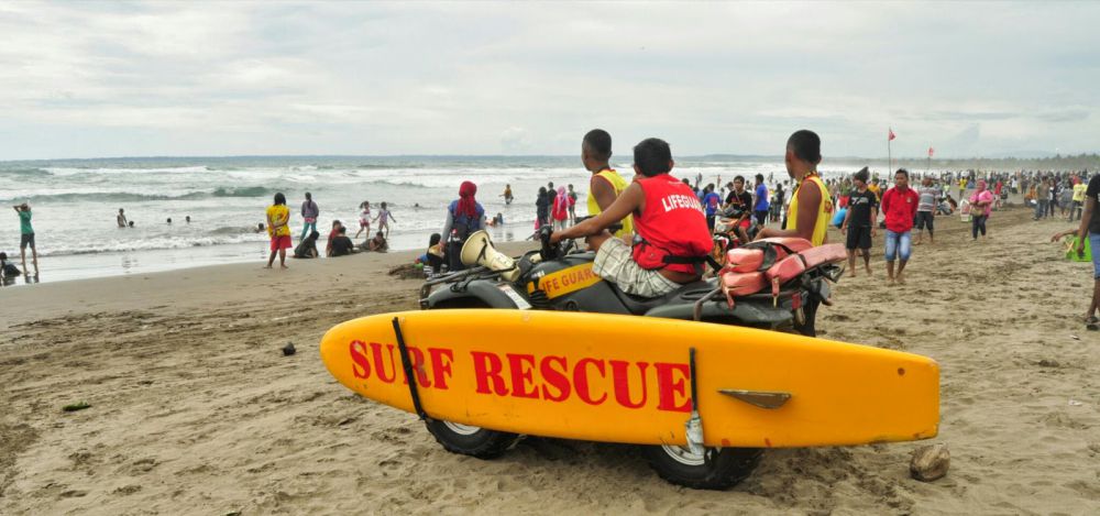 10 Kegiatan simpel ini bikin liburan di pantai tambah asyik, sumpah!