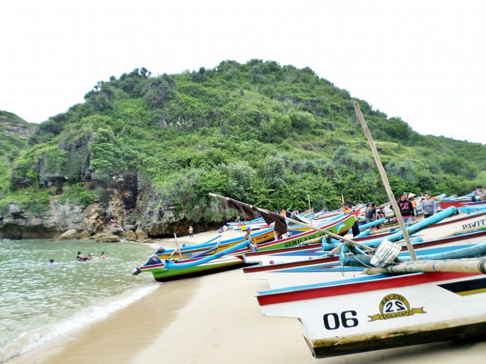 10 Kegiatan simpel ini bikin liburan di pantai tambah asyik, sumpah!