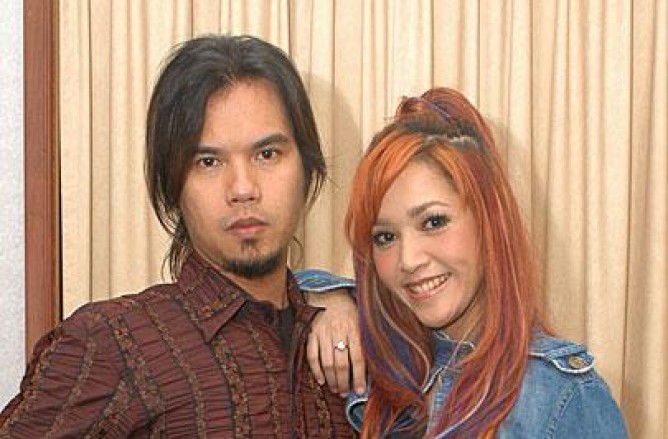 Antara kemesraan Dhani-Maia dan Dhani-Mulan, kamu suka yang mana? Antara kemesraan Dhani-Maia dan Dhani-Mulan, kamu suka yang mana?