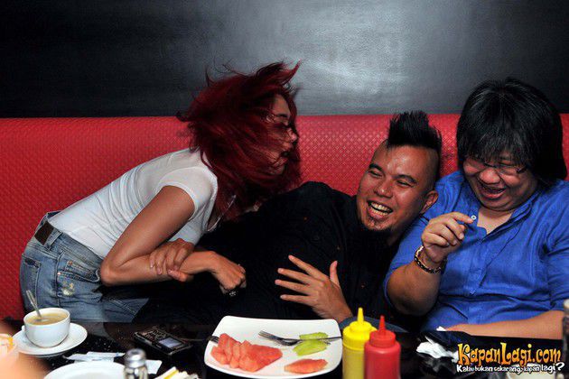 Antara kemesraan Dhani-Maia dan Dhani-Mulan, kamu suka yang mana? Antara kemesraan Dhani-Maia dan Dhani-Mulan, kamu suka yang mana?