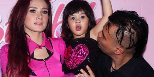 Antara kemesraan Dhani-Maia dan Dhani-Mulan, kamu suka yang mana? Antara kemesraan Dhani-Maia dan Dhani-Mulan, kamu suka yang mana?