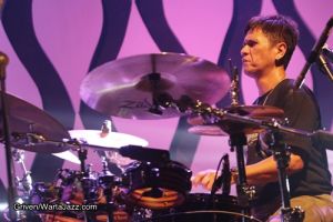 Seorang drummer dipercaya sangat cerdas dan cenderung selalu bahagia