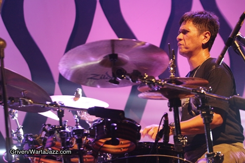 Seorang drummer dipercaya sangat cerdas dan cenderung selalu bahagia