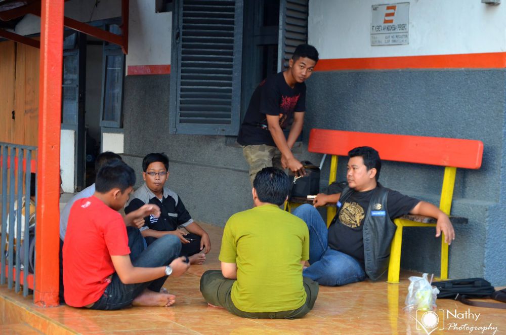 Komunitas ini lindungi kamu dari bahaya tertabrak kereta api, keren! Komunitas ini lindungi kamu dari bahaya tertabrak kereta api, keren!