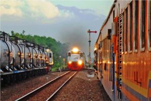 Komunitas ini lindungi kamu dari bahaya tertabrak kereta api, keren!