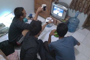 Saat nggak ada cewek, 10 topik obrolan ini yang sering dibahas cowok