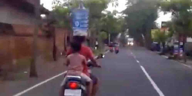 28 Aksi ibu-ibu jadi raja jalanan dari kocak sampai ngeri abis, duh!