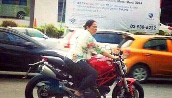28 Aksi ibu-ibu jadi raja jalanan dari kocak sampai ngeri abis, duh!