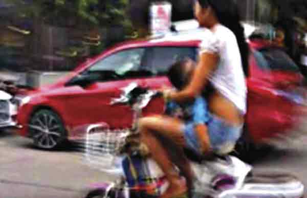 28 Aksi ibu-ibu jadi raja jalanan dari kocak sampai ngeri abis, duh!