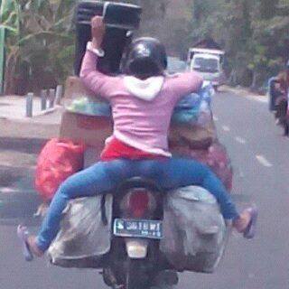 28 Aksi ibu-ibu jadi raja jalanan dari kocak sampai ngeri abis, duh!