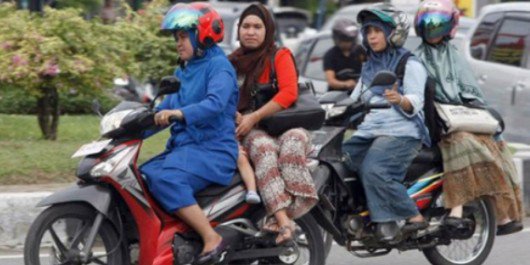 28 Aksi ibu-ibu jadi raja jalanan dari kocak sampai ngeri abis, duh!