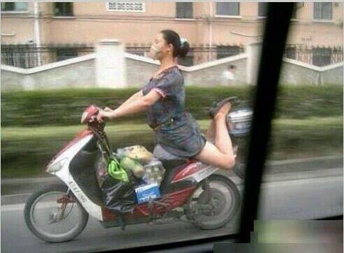 28 Aksi ibu-ibu jadi raja jalanan dari kocak sampai ngeri abis, duh!