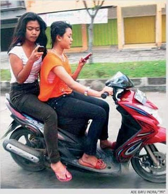 28 Aksi ibu-ibu jadi raja jalanan dari kocak sampai ngeri abis, duh!