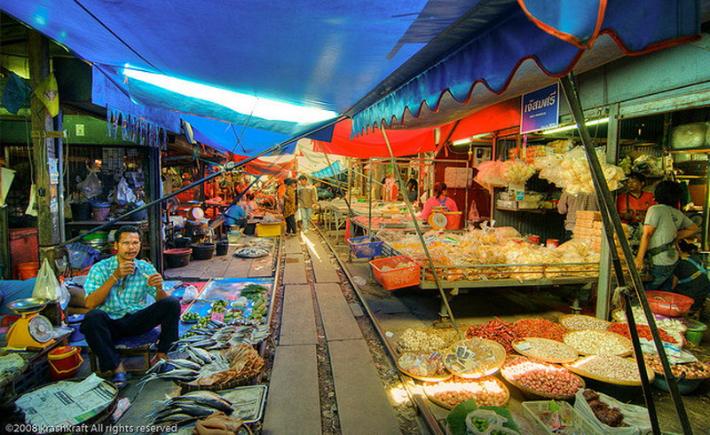 Pasar terkenal ini berada di jalur kereta api, kamu berani belanja? Pasar terkenal ini berada di jalur kereta api, kamu berani belanja?