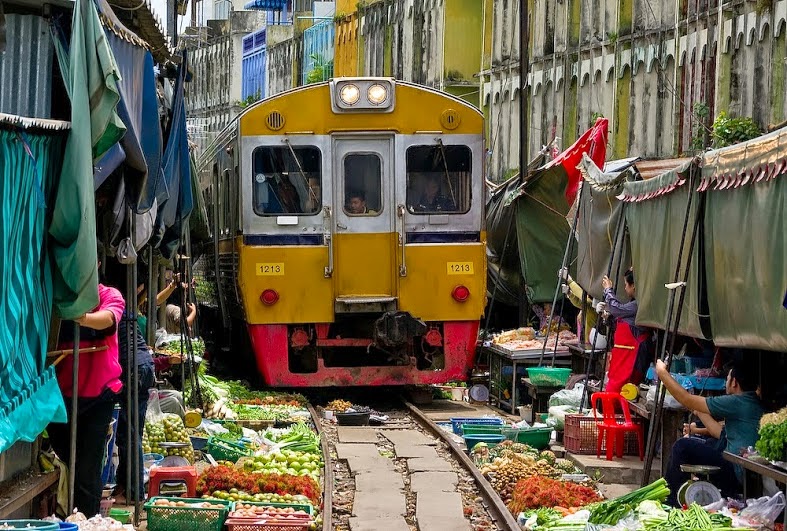 Pasar terkenal ini berada di jalur kereta api, kamu berani belanja?