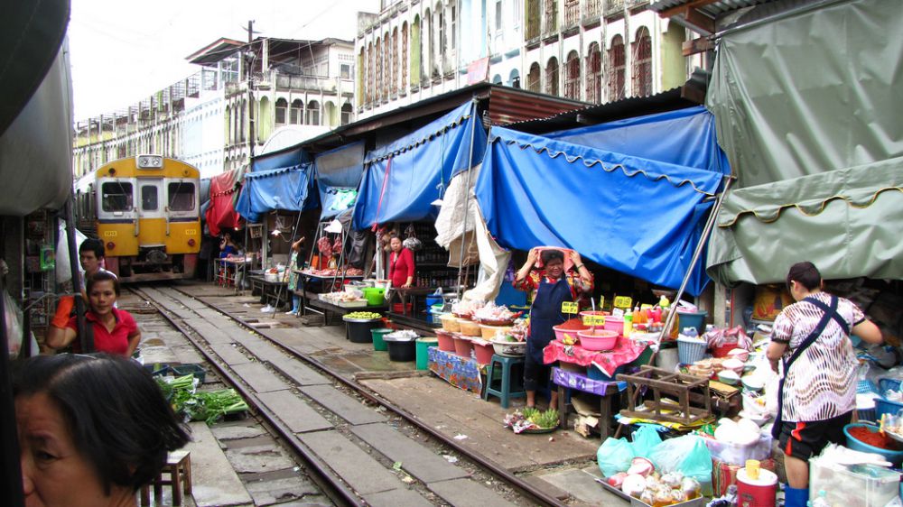 Pasar terkenal ini berada di jalur kereta api, kamu berani belanja? Pasar terkenal ini berada di jalur kereta api, kamu berani belanja?