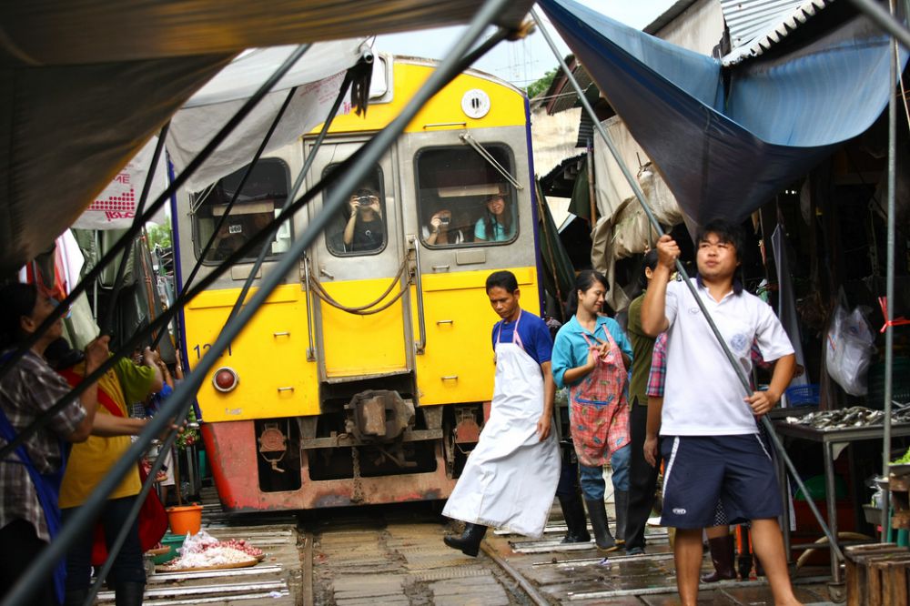 Pasar terkenal ini berada di jalur kereta api, kamu berani belanja? Pasar terkenal ini berada di jalur kereta api, kamu berani belanja?