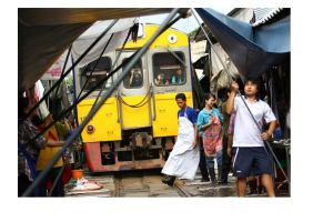 Pasar terkenal ini berada di jalur kereta api, kamu berani belanja?