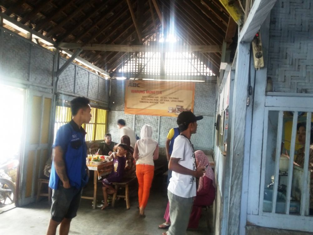 Lezatnya Soto Moneter, kuah segar bercampur kemangi dan lenthok