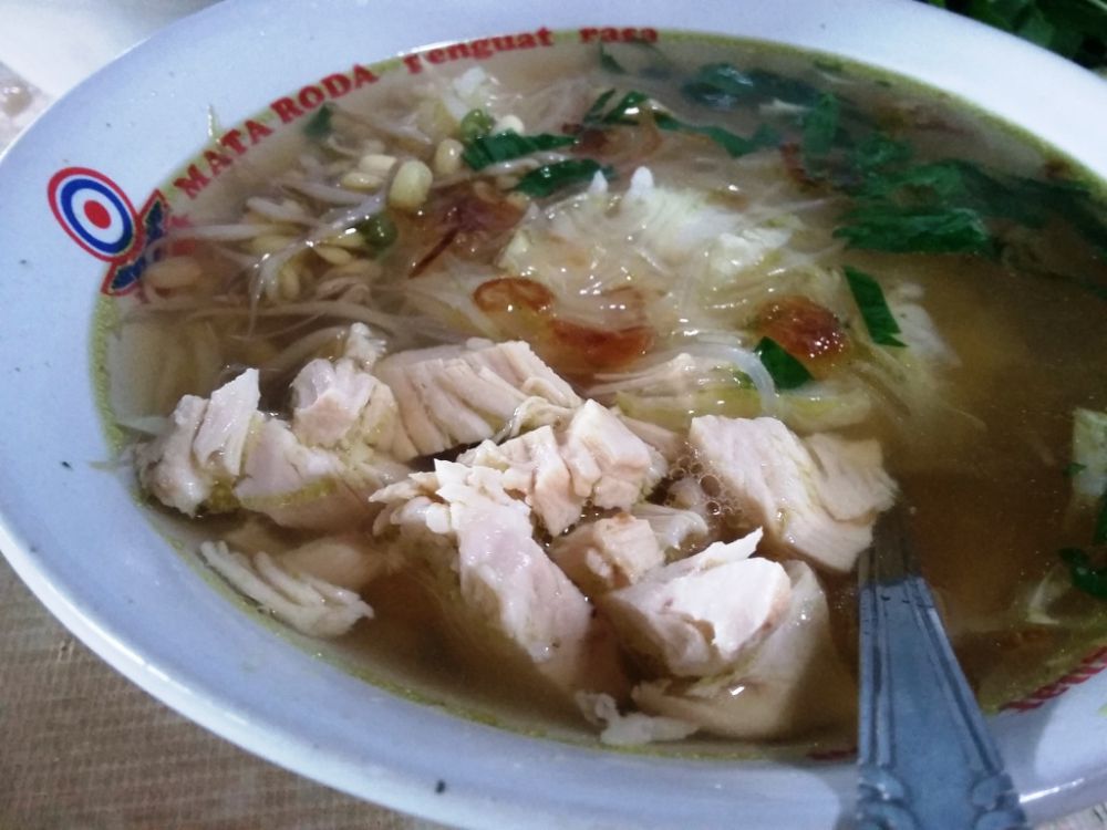 Lezatnya Soto Moneter, kuah segar bercampur kemangi dan lenthok