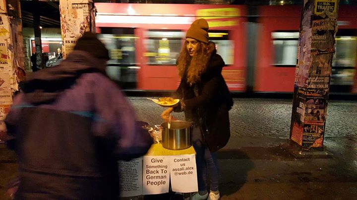 Pengungsi Suriah ini bagikan makanan gratis ke gelandangan di Berlin