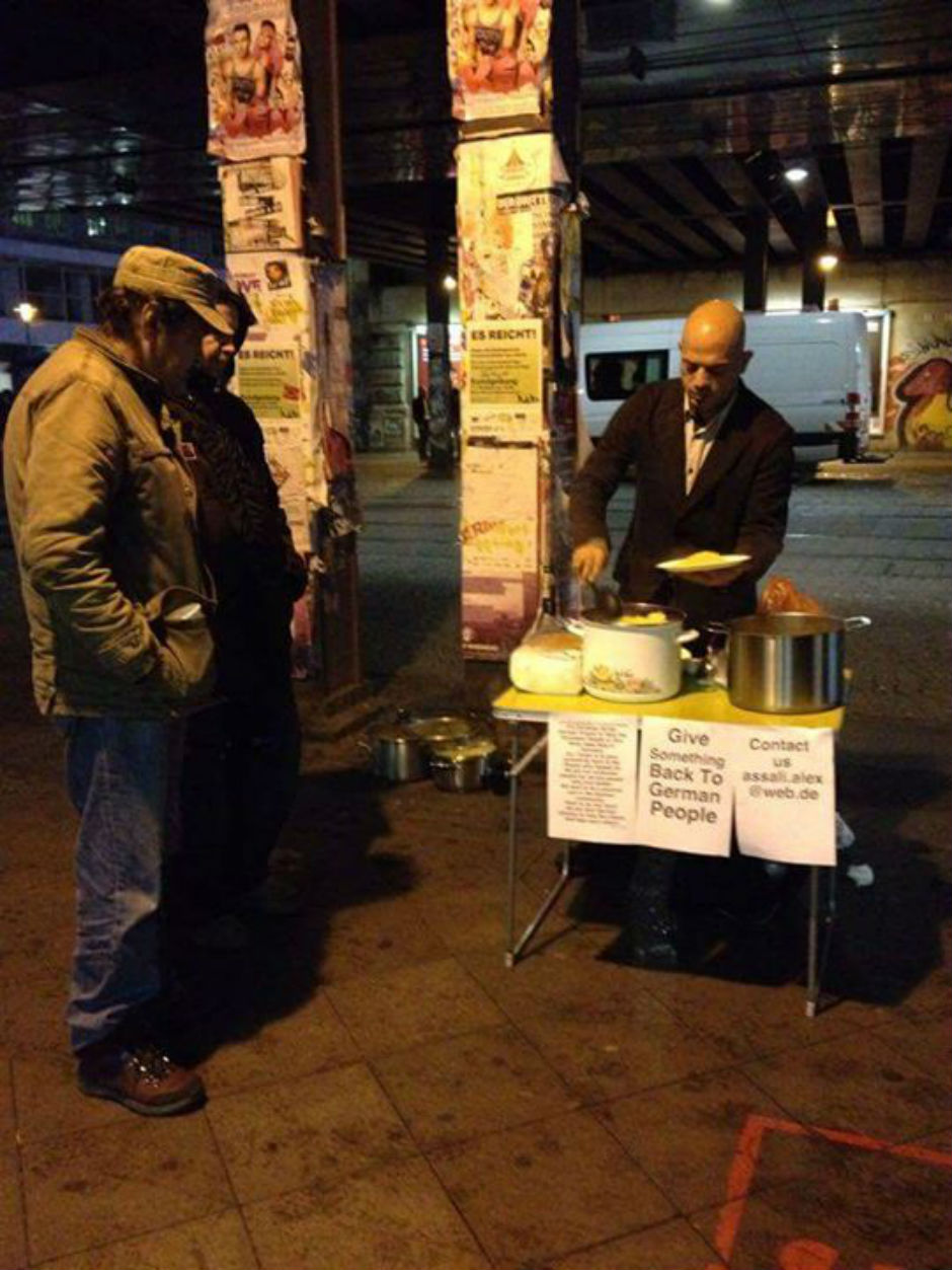 Pengungsi Suriah ini bagikan makanan gratis ke gelandangan di Berlin