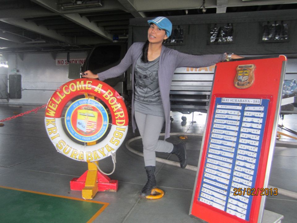 Kisah Ejie, traveler cewek pernah numpang ambulans sampai kapal perang