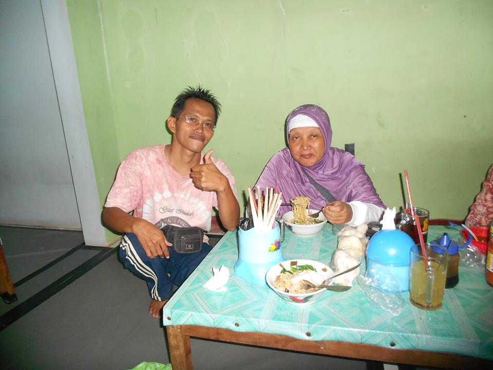 Hebat, penjual mie ayam ini ternyata penulis 7 novel Hebat, penjual mie ayam ini ternyata penulis 7 novel