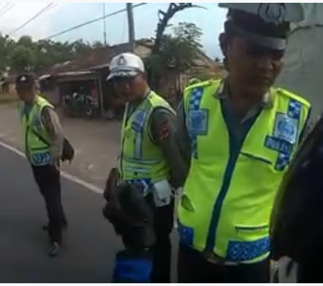VIDEO: Polisi ini ciut nyalinya, gelar razia tak bisa tunjukkan SPT