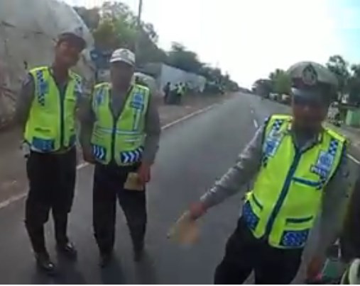 VIDEO: Polisi ini ciut nyalinya, gelar razia tak bisa tunjukkan SPT