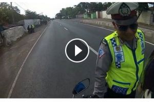 VIDEO: Polisi ini ciut nyalinya, gelar razia tak bisa tunjukkan SPT