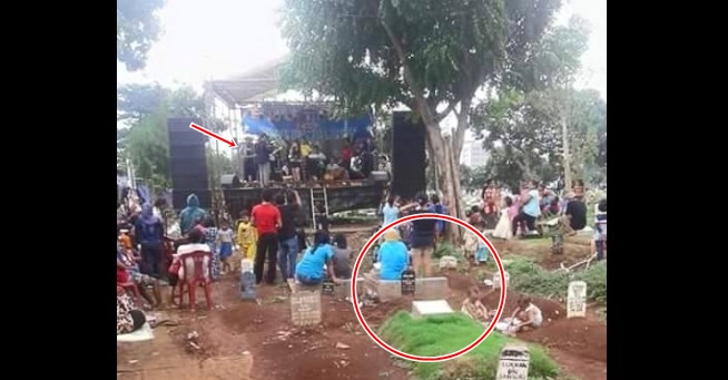 Band ini lakukan konser di atas kuburan, bikin netizen keheranan!