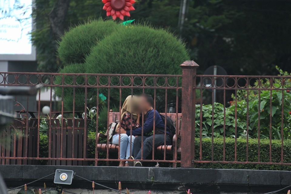 Ciuman di Alun-alun Tugu Malang, pasangan ini bikin geger netizen