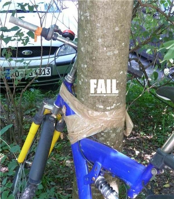 25 Aksi pasang gembok pengaman ini bikin gagal paham, kocak abis!