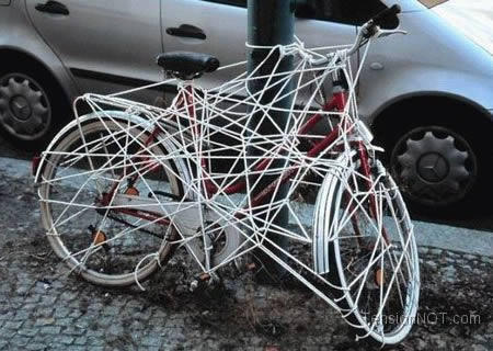 25 Aksi pasang gembok pengaman ini bikin gagal paham, kocak abis!