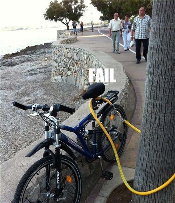 25 Aksi pasang gembok pengaman ini bikin gagal paham, kocak abis!