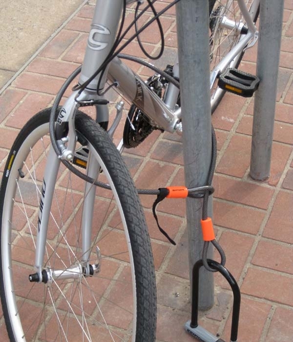 25 Aksi pasang gembok pengaman ini bikin gagal paham, kocak abis!