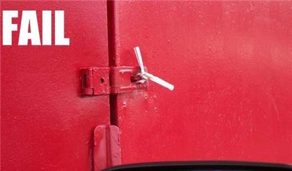 25 Aksi pasang gembok pengaman ini bikin gagal paham, kocak abis!