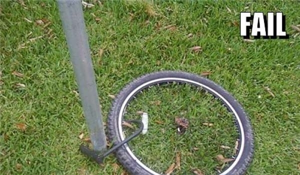 25 Aksi pasang gembok pengaman ini bikin gagal paham, kocak abis!