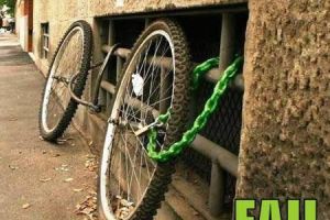 25 Aksi pasang gembok pengaman ini bikin gagal paham, kocak abis!