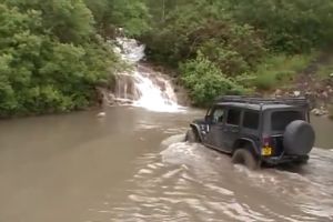  Rekaman offroad Jeep taklukkan sungai ini dihujat netizen, kenapa?