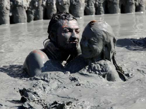 13 Cara mandi nyeleneh ini berkhasiat buat kesehatan, kamu mau coba?