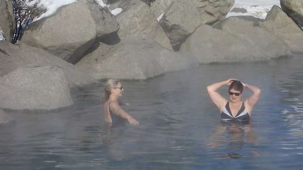 13 Cara mandi nyeleneh ini berkhasiat buat kesehatan, kamu mau coba?