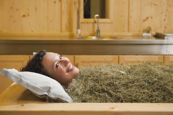 13 Cara mandi nyeleneh ini berkhasiat buat kesehatan, kamu mau coba?