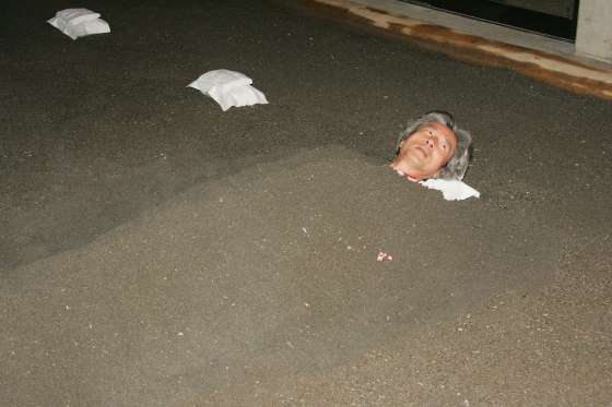 13 Cara mandi nyeleneh ini berkhasiat buat kesehatan, kamu mau coba?