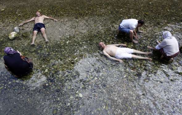 13 Cara mandi nyeleneh ini berkhasiat buat kesehatan, kamu mau coba?