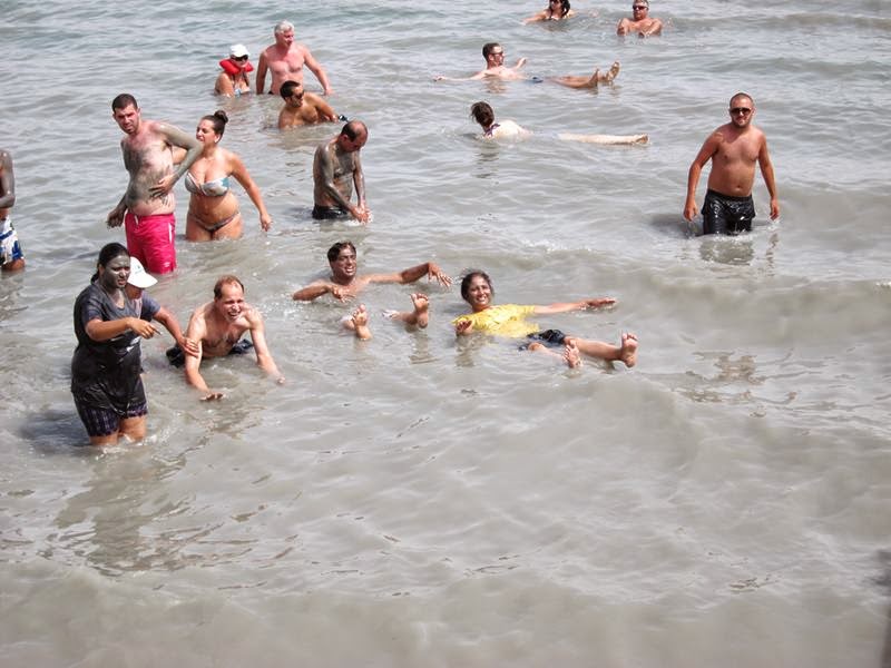 13 Cara mandi nyeleneh ini berkhasiat buat kesehatan, kamu mau coba?