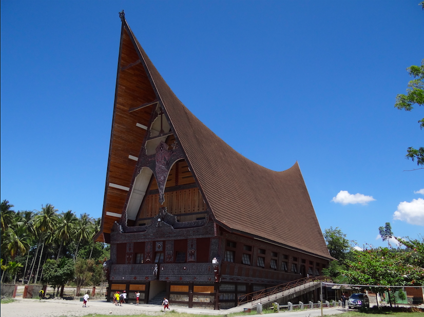 Bangunan unik gereja di Indonesia, dari mirip rumah adat hingga masjid