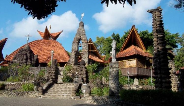 Bangunan unik gereja di Indonesia, dari mirip rumah adat hingga m