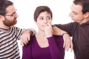 Pilih mana, cowok mapan atau yang lebih perhatian? 